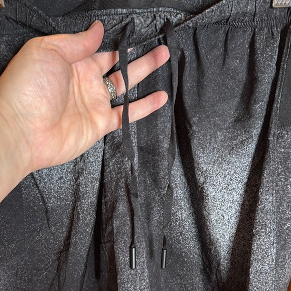 Lululemon Black Gray Pace Breaker Classic Lined Short Inseam 6” Size Medium - Picture 4 of 15